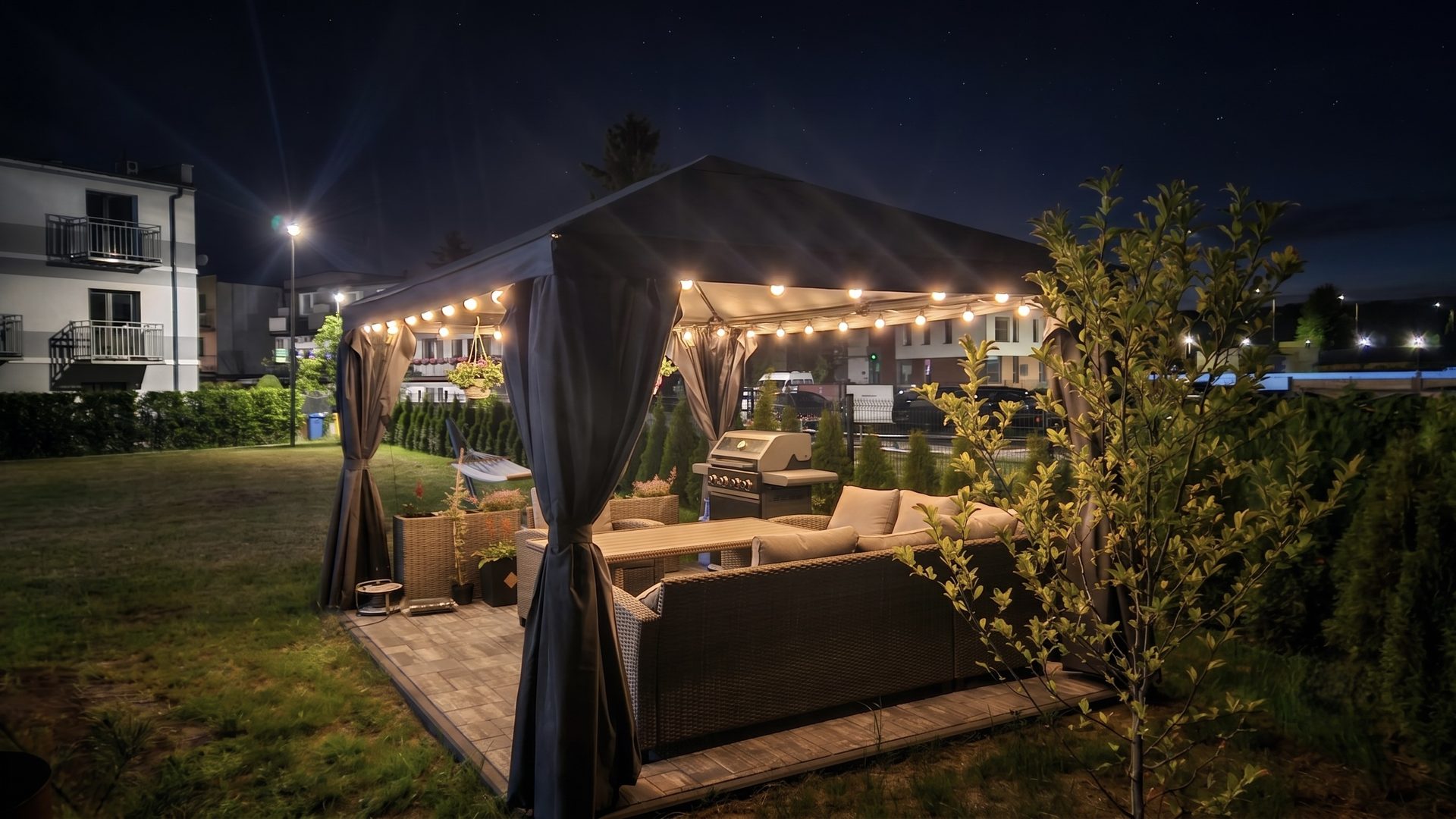 Loungebereich im Garten mit Grill