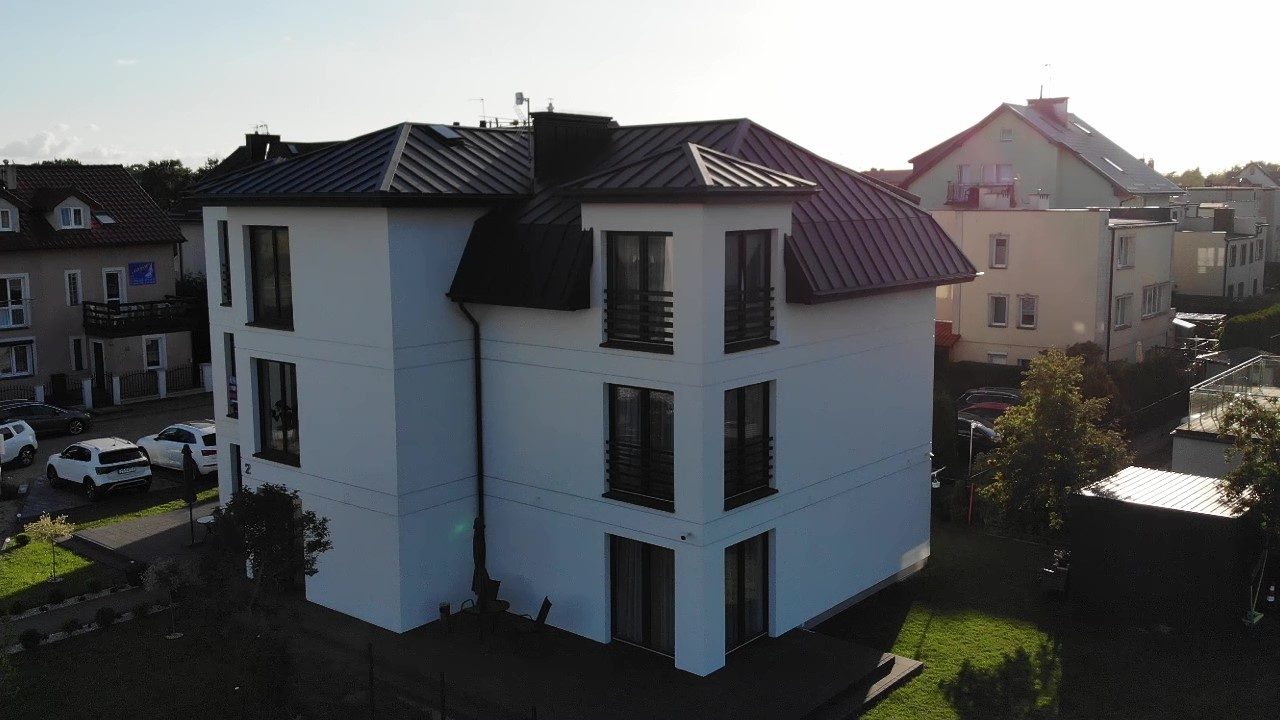 White Villa o zachodzie słońca — widok z lotu ptaka