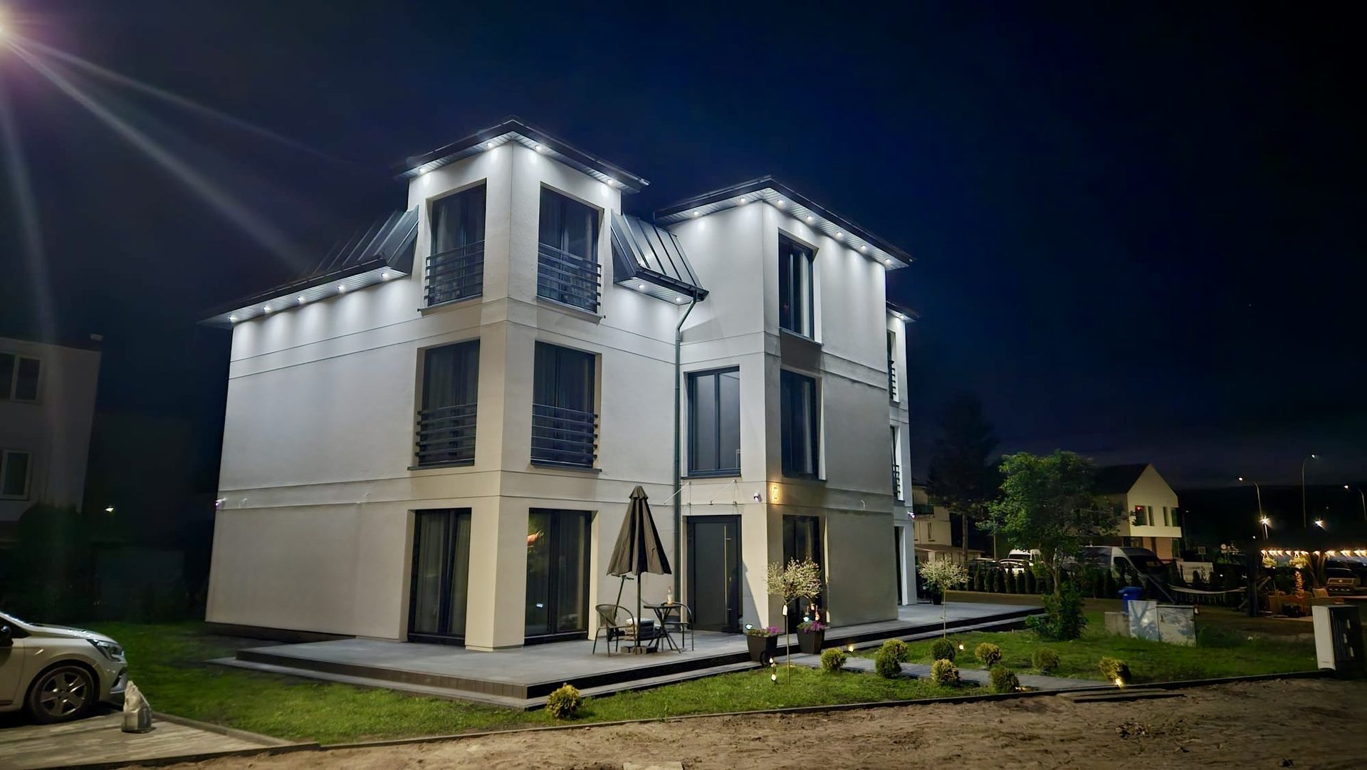 White Villa nachts mit beleuchteter Fassade